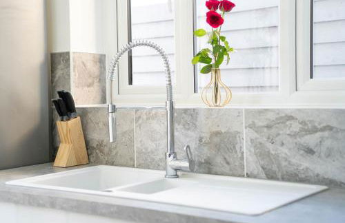 Open Mind Property - 6 Luxury Bedrooms with Free Parking - Photo 8