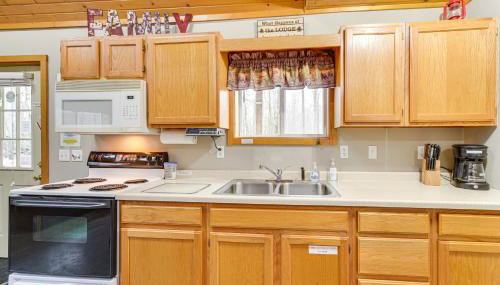 Cozy Birchwood Retreat on UTV Trail with Hot Tub! - Foto 5