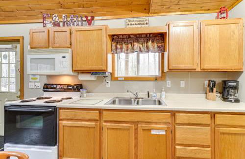 Cozy Birchwood Retreat on UTV Trail with Hot Tub! - Foto 5