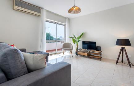 Comfy 3 BDR Flat With Pool & Balcony by LovelyStay - Photo 8