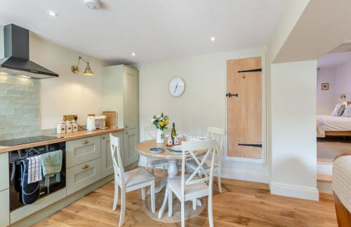 Courtyard Cottage - Photo 5