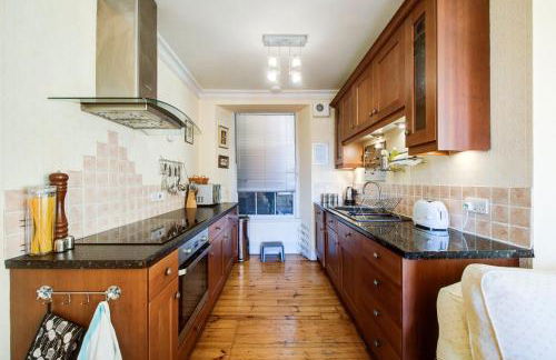 GuestReady - Historic Edinburgh Old Town Apartment - Photo 11