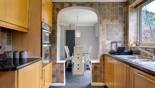 Spacious Heald Green Home with Free Parking - Pass the Keys - Foto 5, stove, Other