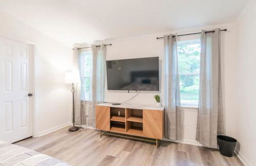 Cozy 3BR Country Retreat with Porch Games & Modern Comforts - Foto 17