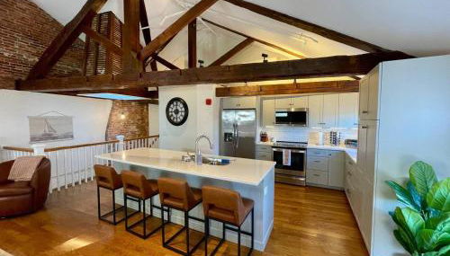 4 King Suites, Downtown, Outlets, Beach, Historic - Photo 2