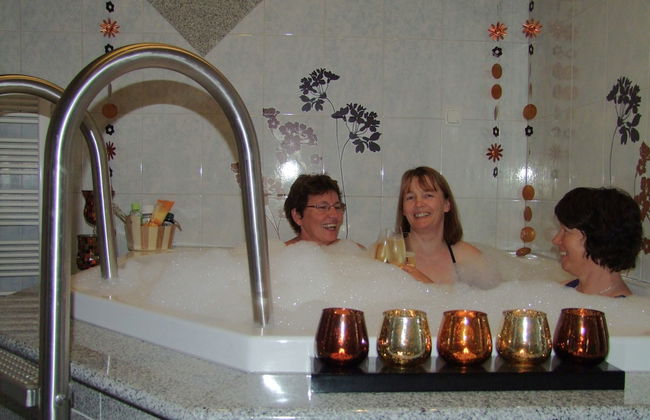 Restful Apartment with Sauna, Hot Tub, Fitness Room, Balcony - Photo 8