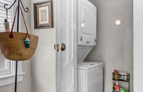 A Timeless Victorian Home with Period Charm! - Foto 41