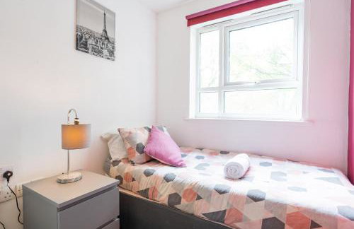 Cheerful 4-bedroom house with multiple car parking - Foto 12