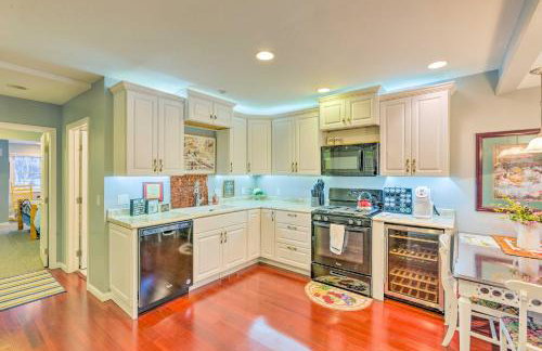 Elegant Stone Cottage Steps to Crystal Lake Beach - Foto 9