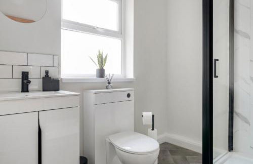 Lovely 2 Bedroom House - Free Parking - Accommodation near QMC Hospital & University of Nottingham - Suitable for Short Stays & Long Stays - Photo 11