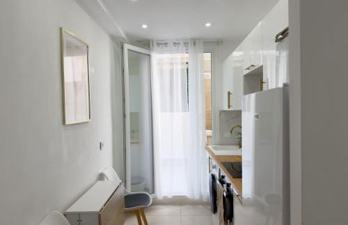 Central Studio - Bright & Modern - Private Terrace - AirCon - Near Train & Beach - Foto 41