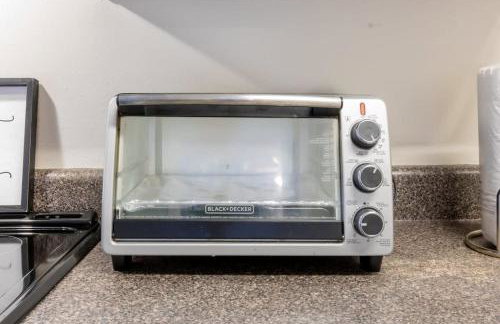 Wrap-Around Porch Uptown Stay-Pets Welcome! - Foto 17