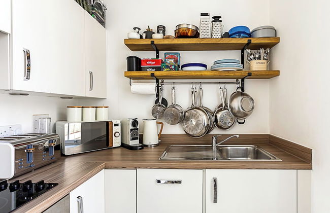 Contemporary Victorian Studio - Photo 14