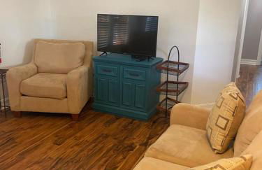 Spacious renovated 4br downtown home w firepit sleeps 8+ - Photo 14