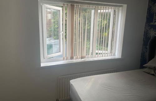 4 Bedroom House - Sleeps 6 - Garden Bbq Parking - Foto 9