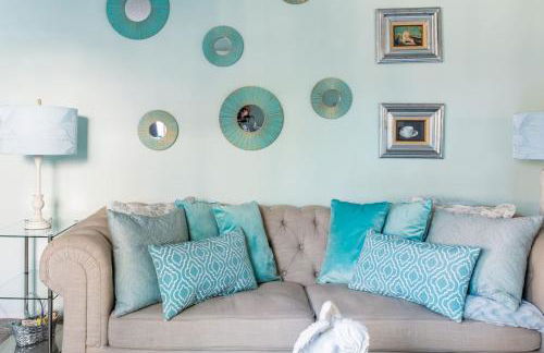 Glamorous Regal Design Home with Private Patio and Garage - Foto 5