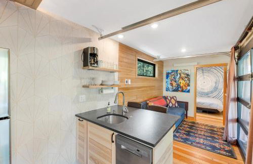 Two Pines - Unique container home w/hot tub - Downtown - Trailer Parking - Pet friendly - Foto 10