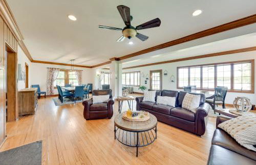 Pistakee Lake Estate with Boat Dock and Hot Tub! - Foto 4