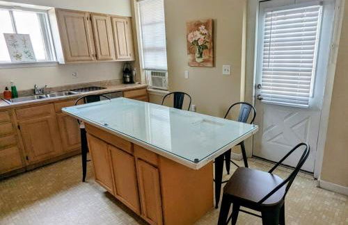 Relaxing Rustic Oasis II, Unit B - 6 minute walk to Downtown! Cyclists Welcome! - Foto 8