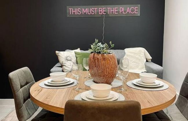 Kensington Place - 4 Bedroom Home w Free Parking - Photo 6