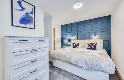 4 Bedroom 4 Bathroom House - Sleeps 7 - Prime Location, Free Parking, Self-Check-In, Workspace, Fast Wifi and Smart TV with Virgin TV and Netflix by Yoko Property - Photo 7