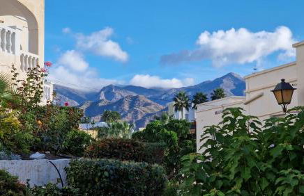 Stilfullt semesterhus nära pool och strand. - Foto 18