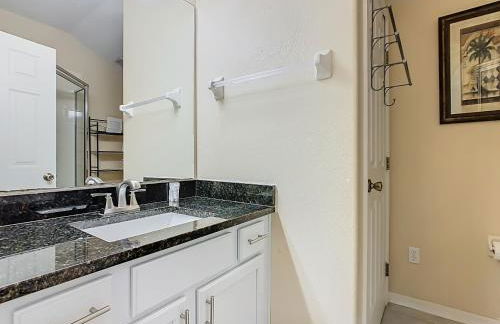 Spacious retreat w pool & game room - Foto 48