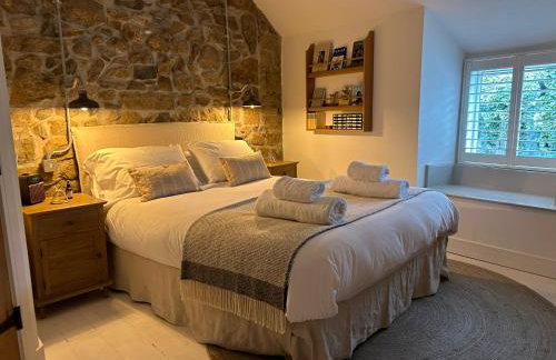 The Old Gallery - Charming Coastal Escape For Two - Photo 59