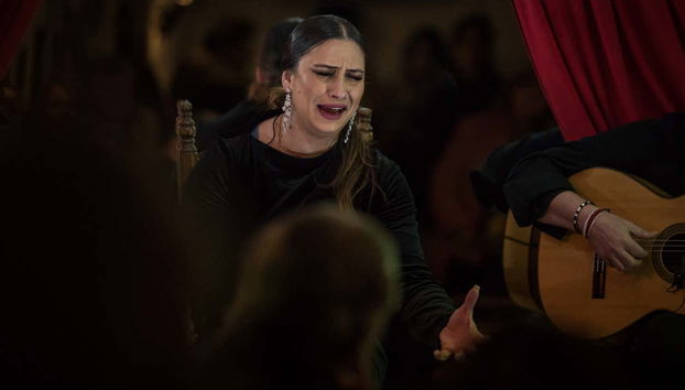 Una cantaora en la Cueva Flamenca La Comino