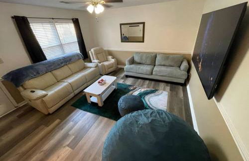 NEW King Beds, 86 inch RokuTV, and Massage at the Comfort Haven - Foto 8