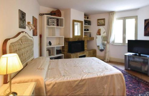 Amazing Home With Pool - Photo 22