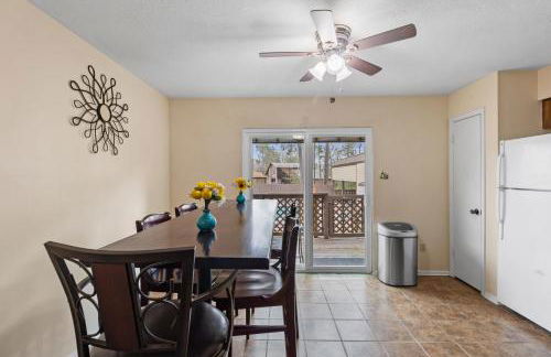Cozy Huntsville Condo - 2BR Near SHSU - Pool - WiFi - Free Parking - Foto 10