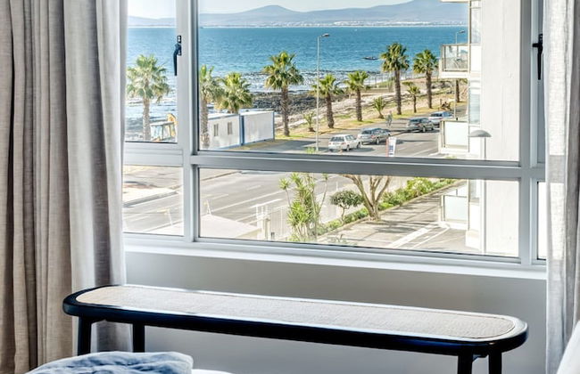 Cape Towns Charming Seaside Avaya Apartment - Photo 14