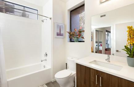 Silverlake Sunset Treehouse • Art-Filled Escape w Jacuzzi Sauna AvantStay - Foto 75