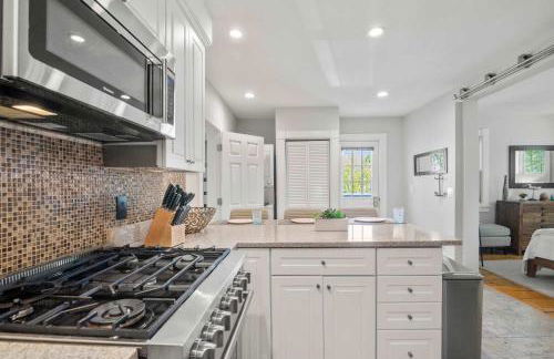 Charming Getaway 1 Block from Beach - Foto 9