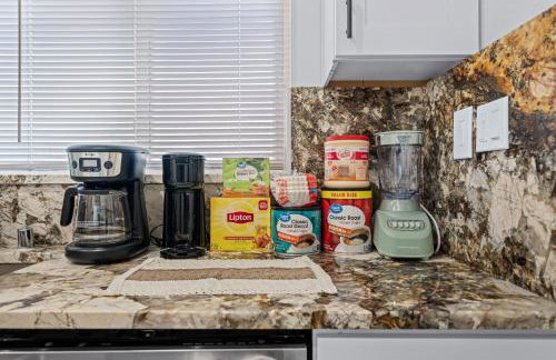 Entire Private Home with 4 Bedrooms 2 Bathrooms, Hot Tub, King Bed, 80 TV, Gated Yard, Ranch Style, Available Now - Foto 29