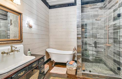 Upscale Getaway on Smith Lake with Boat Dock - Foto 32