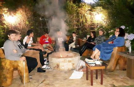 Chale de Madeira - Lareira e Fogueira---lindo gramado com mesa para café da manhã, churrasqueira e fogueira - Foto 56