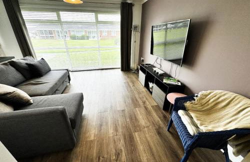 Dog Friendly Kessingland Chalet | Coastal Retreat - Photo 7