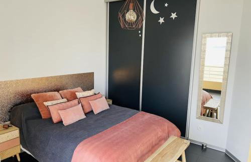 T2 Front de Mer 2pers 1 minute de la plageT2 de 44 m2 plus terrasse 16m2 , vue mer panoramique et en face de la plage Cet appartement refait à neuf bénéficie d'un confort et d un équipement optima Cet appartement est idéal pour 2 personnes avec sa chamb - Foto 8