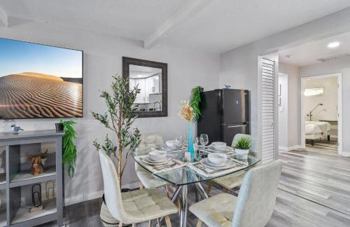 Entire Private Home with 2 Bedrooms 1 Bathroom, Gated Yard, Driveway Parking, Available Now - Foto 8