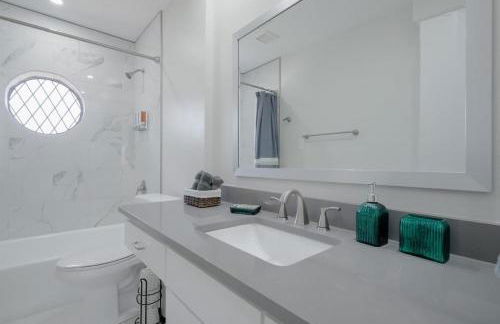 Vibrant Spacious Home w Private Pool and Jacuzzi - Foto 27