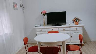 8 mins walk to Train Station Low Cost Youth Hostel - Foto 2