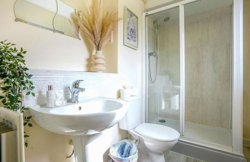 Stylish Canal Side Apartment - City Centre - Free Parking, Balcony, Smart TV, Fast Wifi by Yoko Property - Photo 10