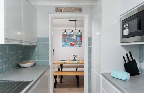 Large newly refurbished modern house, part sea views, south facing garden, parking - Photo 7