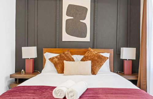 Mid-Century Stay 5BR and 5 Baths w PS5 & Laundry - Foto 16