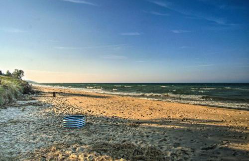 Lakefront Montague Cottage with Deck and Beach! - Foto 34