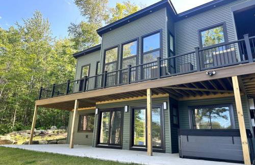 Luxe Modern Lakefront Oasis - Hot Tub, Sunset Views, Pet & Family Friendly! Close to UMF! - Foto 52