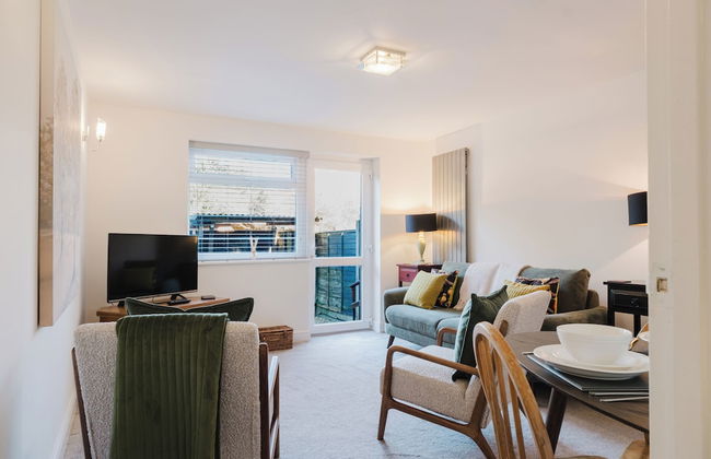 Corner House - Bright 2BD in Cheltenham - Photo 39