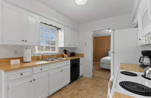 Large Fenced Yard near Midtown- Shamrock Stay - Foto 18